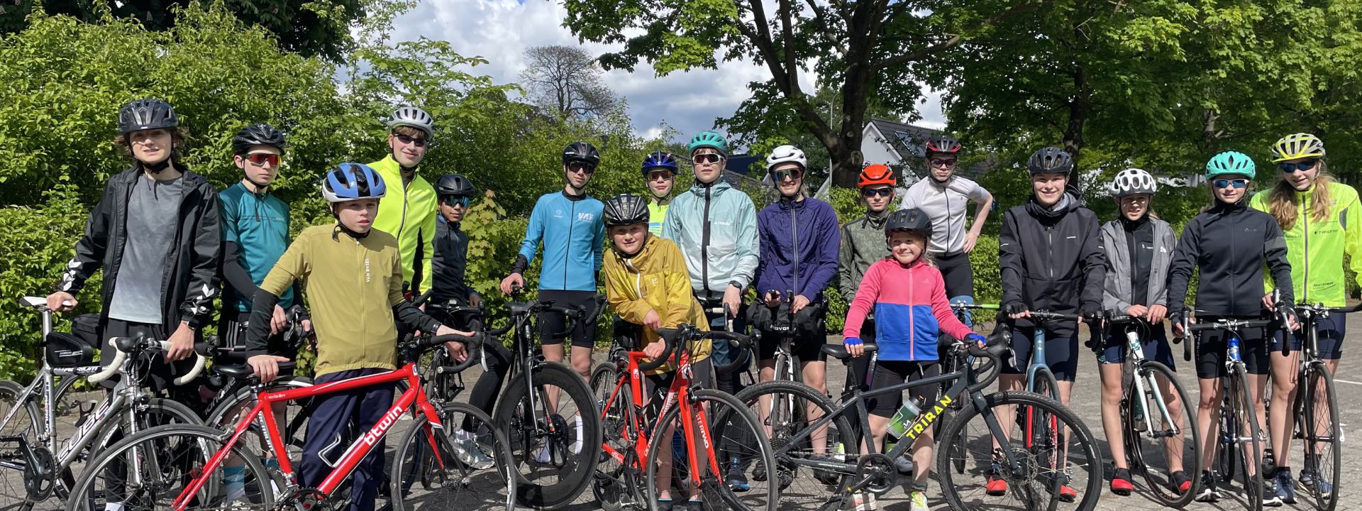 Vom 11. bis 17. Mai 2026 fand unsere diesjährige Triathlonreise mit 18 motivierten Jugendlichen statt. Eine Woche lang standen Sport, Teamgeist und gemeinsame Erlebnisse im Mittelpunkt. Das Trainingslager bot intensive Einheiten, abwechslungsreiche Aktivitäten und viele schöne Momente abseits des Trainings.  Jeden Tag absolvierten die Jugendlichen bis zu vier Trainingseinheiten. Im Fokus standen die drei klassischen Triathlon-Disziplinen: Schwimmen, Radfahren und Laufen. Dabei wurde sowohl an Ausdauer als a