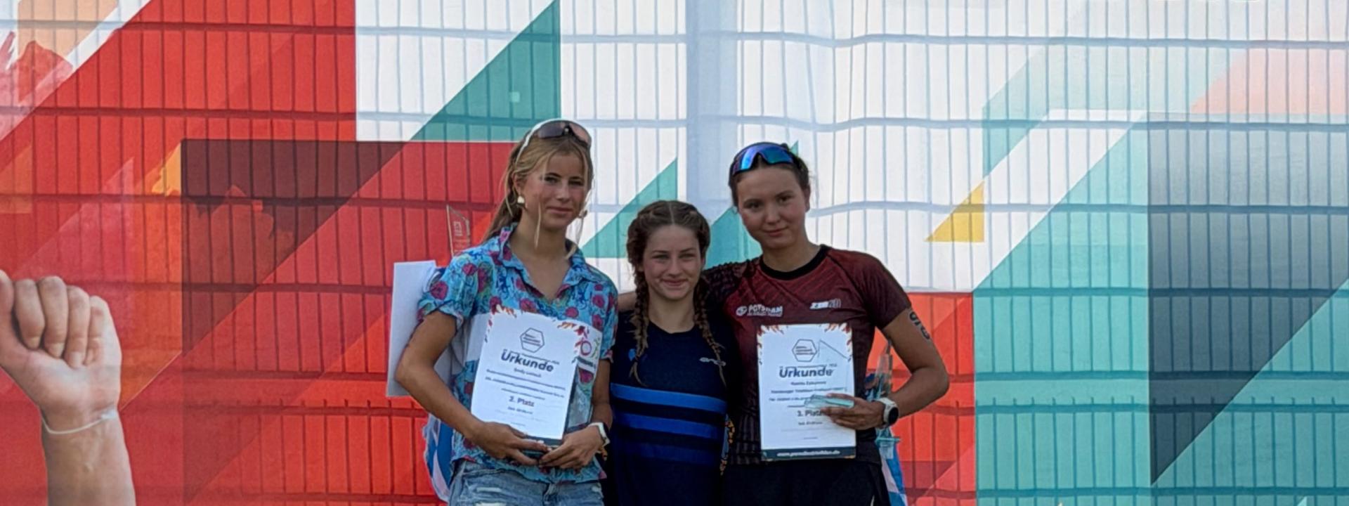 Siegerehrung der Deutschen Jugendmeisterschaft in Jena – Kamila Zabusova (rechts) auf dem dritten Platz.