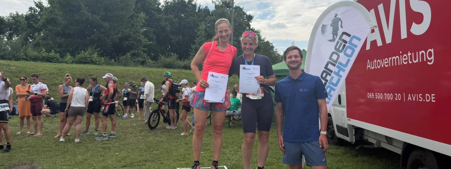 Siegerehrung der Frauen bei den Hamburger Meisterschaften auf der Mitteldistanz beim 29. Vierlanden-Triathlon.