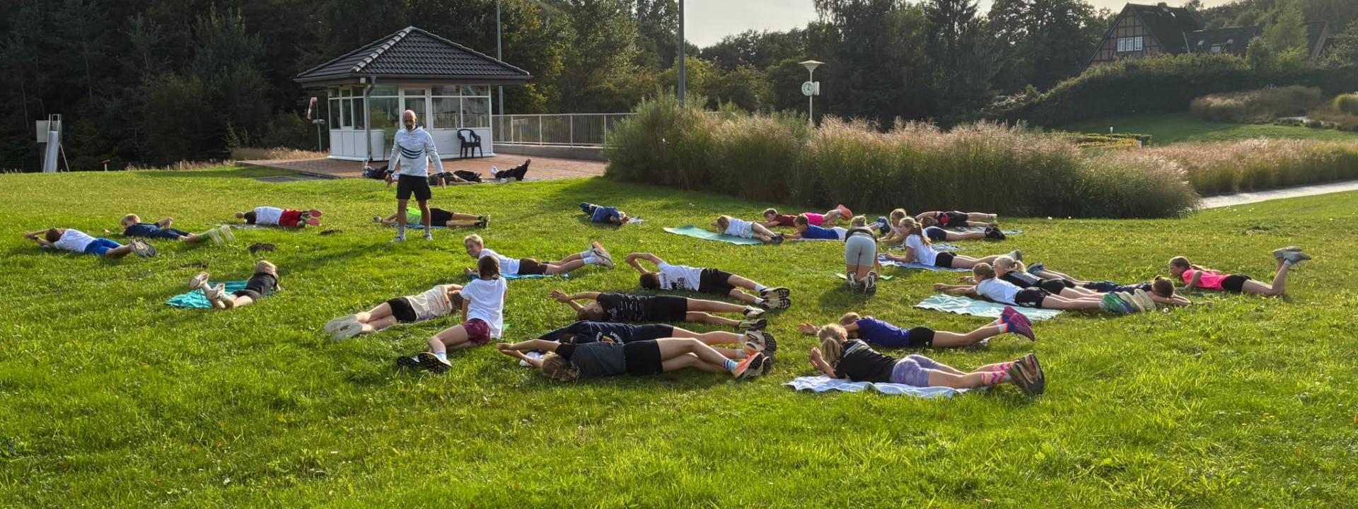 Athletiktraining auf der Wiese beim Swim & Run Camp 2026 in Itzehoe.