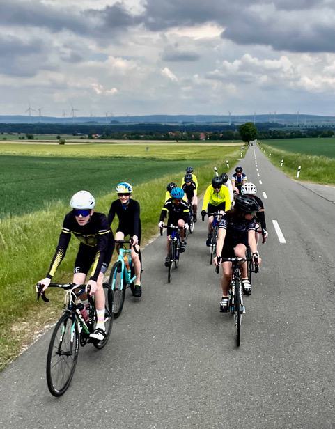 In der Gruppe fahren. Windschatten, Quatschen und Geschwindigkeit!