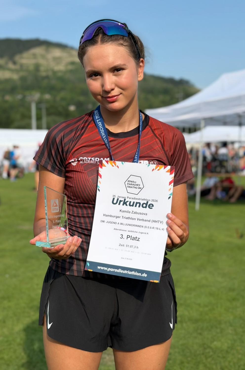 Kamila Zabusova mit Urkunde und Pokal für den 3. Platz bei der Deutschen Meisterschaft der Jugend A.