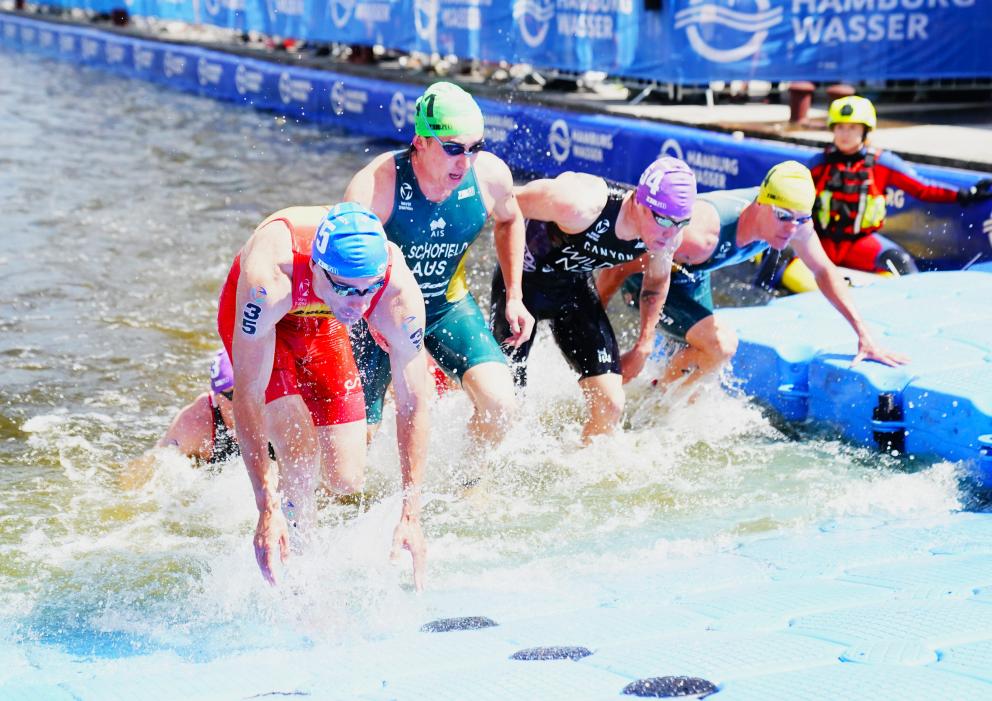 Die Männer-Elite beim Schwimmausstieg aus der Alster.