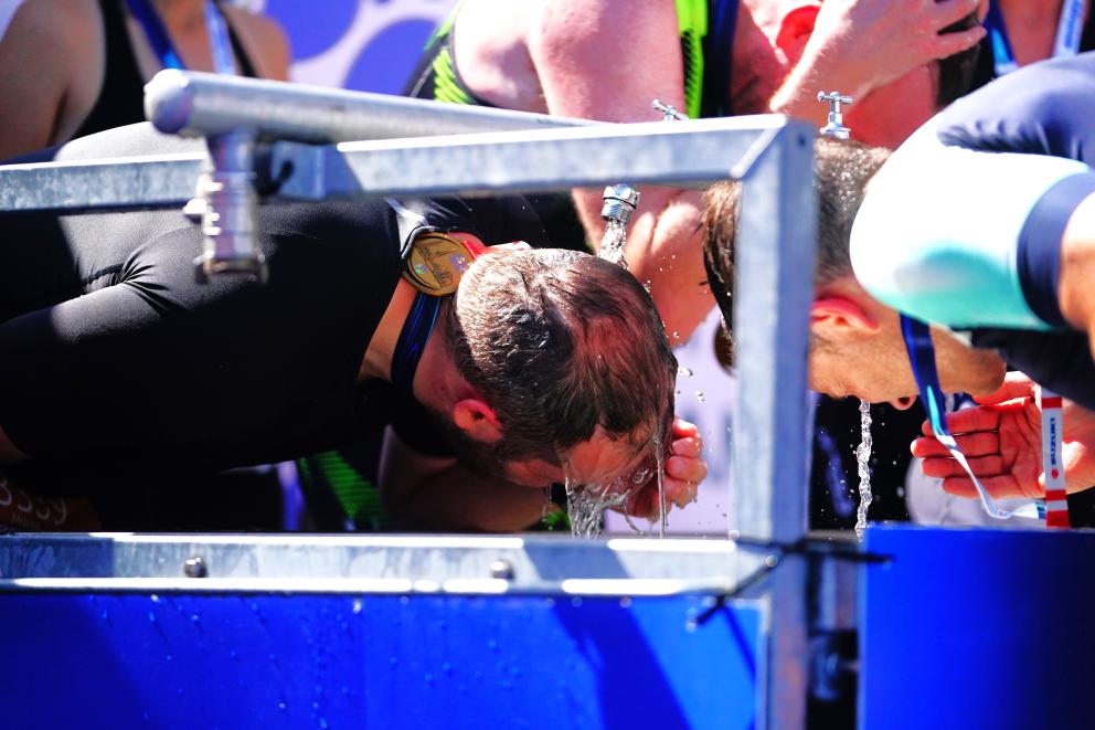 Finisher verschaffen sich nach dem Rennen bei über 30 Grad Abkühlung an den Wasserhähnen.