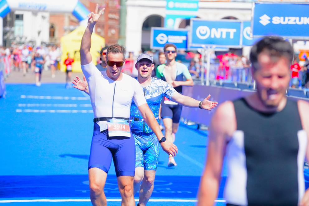 Jedermann-Finisher jubeln im Zielkanal am Rathausmarkt.