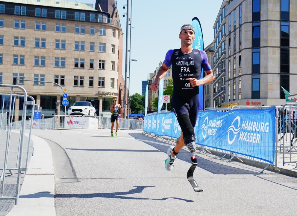 Der Franzose Alexis Hanquinquant (PTS4) auf der Laufstrecke – er gewann in Hamburg überlegen.