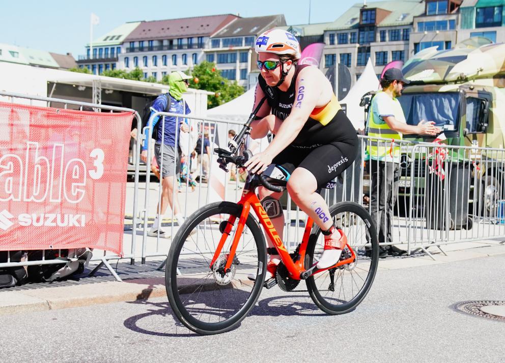 Die Hamburgerin Neele Ludwig (PTS2) auf der Radstrecke des Para-Triathlons.