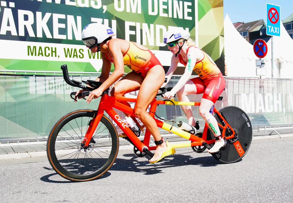 Eine Athletin der Sehbehinderten-Klasse (PTVI) mit Guide auf dem Tandem beim Para-Triathlon in Hamburg.