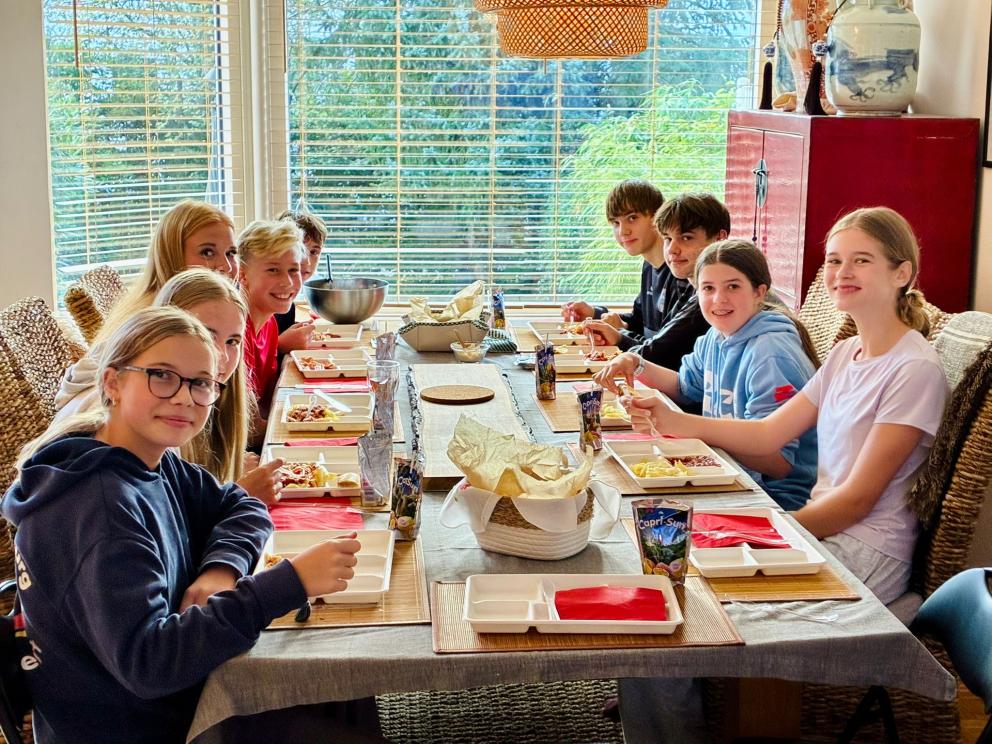 Die Nachwuchsathletinnen und -athleten des JtfO-Teams beim gemeinsamen Essen nach dem Training.