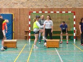 Lehrkräfte erproben in der Turnhalle praktische Übungen für den Schulsport.