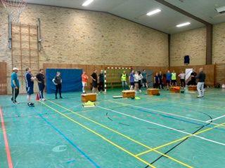 Stationstraining in der Turnhalle bei der Lehrerfortbildung.