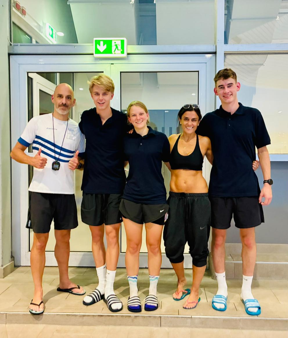 Das Trainerteam des Swim & Run Camp 2026 mit Landestrainer Frederik Tychsen und TriAktivistin Loreto Cea.