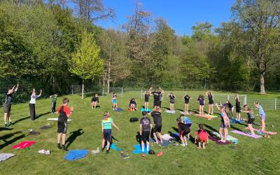Nachwuchsathletinnen und -athleten der HNT-Triathlon beim Athletiktraining im Freien während des Trainingslagers in Itzehoe.