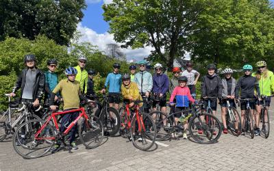 Vom 11. bis 17. Mai 2026 fand unsere diesjährige Triathlonreise mit 18 motivierten Jugendlichen statt. Eine Woche lang standen Sport, Teamgeist und gemeinsame Erlebnisse im Mittelpunkt. Das Trainingslager bot intensive Einheiten, abwechslungsreiche Aktivitäten und viele schöne Momente abseits des Trainings.  Jeden Tag absolvierten die Jugendlichen bis zu vier Trainingseinheiten. Im Fokus standen die drei klassischen Triathlon-Disziplinen: Schwimmen, Radfahren und Laufen. Dabei wurde sowohl an Ausdauer als a