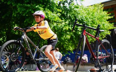 Gut vorbereitet auf den Kids Triathlon im Hamburger Stadtpark gehen die Schüler*innen aus dem Süderelberaum an den Start. An vier Schulen fanden in Kooperation mit der HNT-Triathlon und dem Triathlon-Profil an der StS Fischbek-Falkenberg Trainingseinheiten statt.