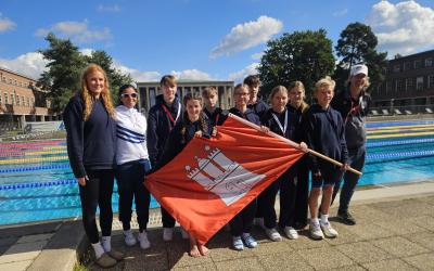 Das Hamburger Schulteam der StS Fischbek-Falkenberg mit Betreuerteam und der Hamburg-Flagge beim Bundesfinale „Jugend trainiert für Olympia & Paralympics“ am Berliner Olympiabad.