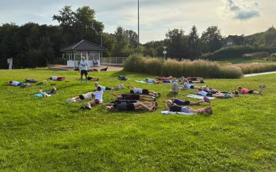 Athletiktraining auf der Wiese beim Swim & Run Camp 2026 in Itzehoe.